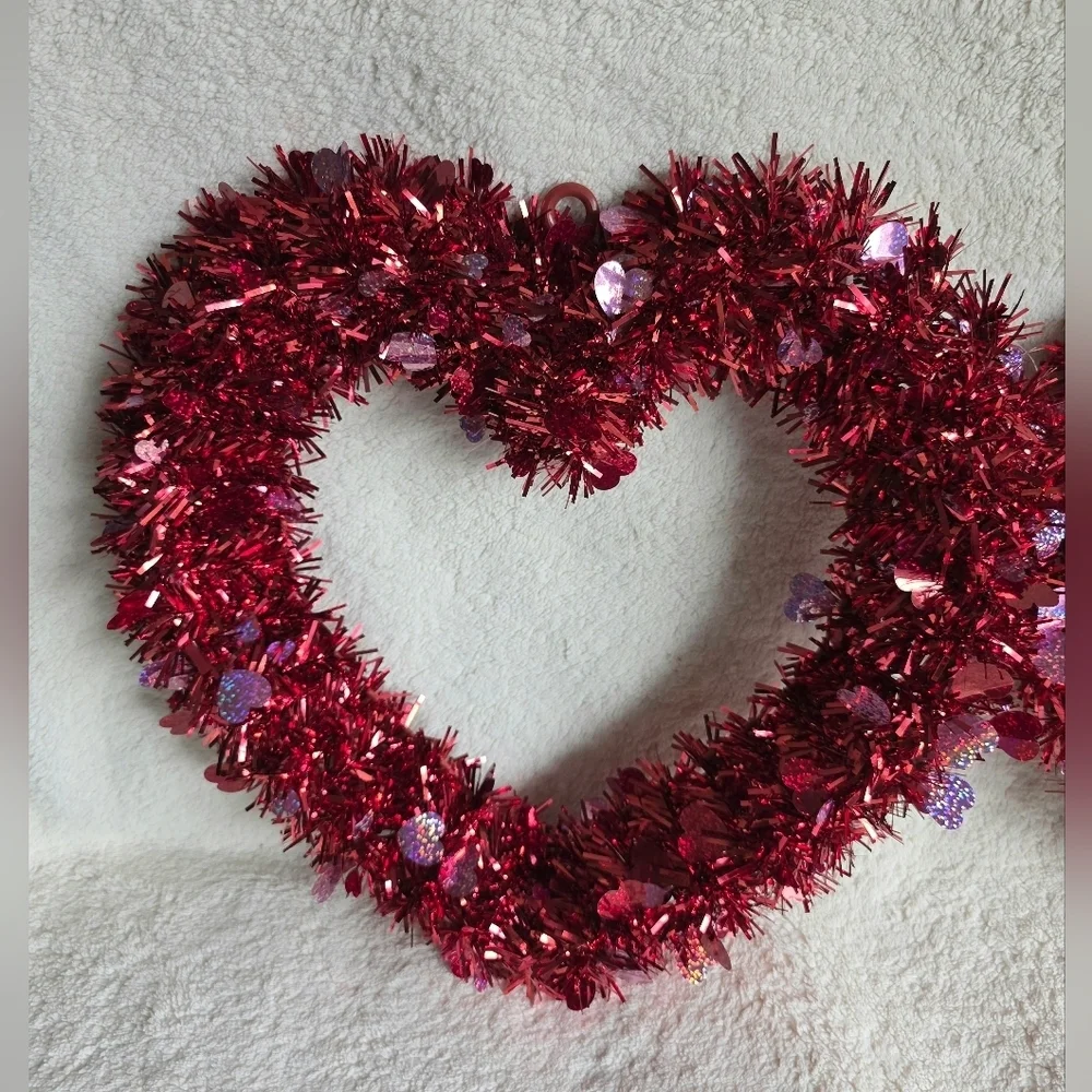 NWT Valentine'S Day Heart Shaped Wreath Decoration lot of 2, door / wall decor